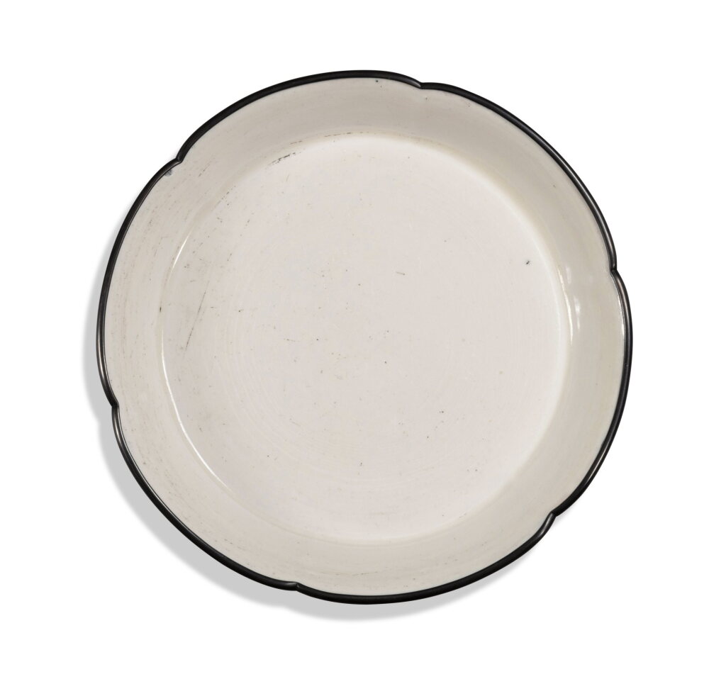View full screen - View 1 of Lot 253. A 'Ding' foliate-shaped dish, Northern Song / Jin dynasty | 北宋 / 金 定窰白釉葵口盤.
