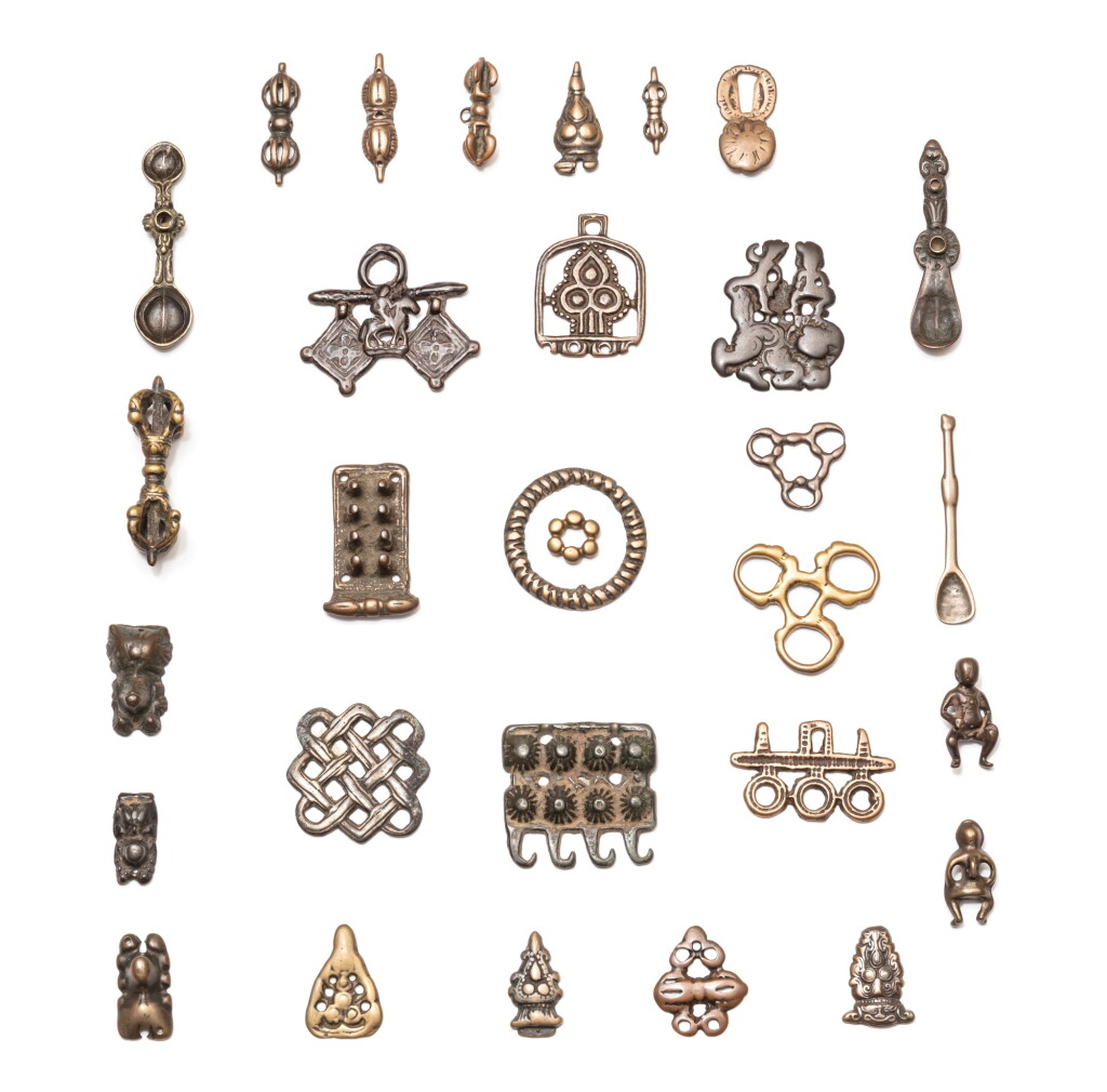 View full screen - View 1 of Lot 45. A study collection of thirty ornaments, Thokcha, Tibet and other Himalayan regions, 11th - 14th century | 西藏及喜馬拉雅其他地區 十一至十四世紀 托查一組三十件.