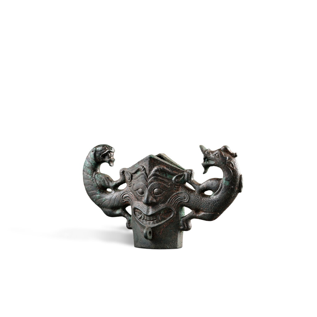 View full screen - View 1 of Lot 5639. A rare archaic bronze 'dragon and tiger' spear guard, Han dynasty | 漢 青銅龍虎紋鎩格.