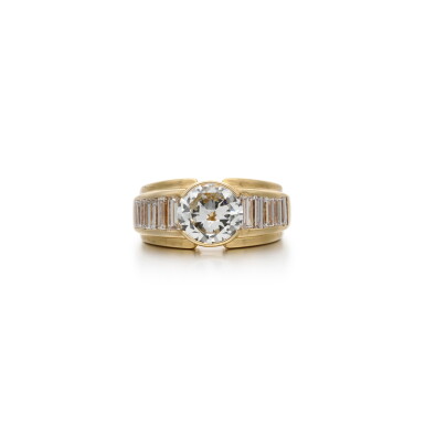 View full screen - View 1 of Lot 207. Diamond ring.