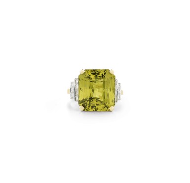 View full screen - View 1 of Lot 126. BAGUE CHRYSOBÉRYL ET DIAMANTS | CHRYSOBERYL AND DIAMOND RING.
