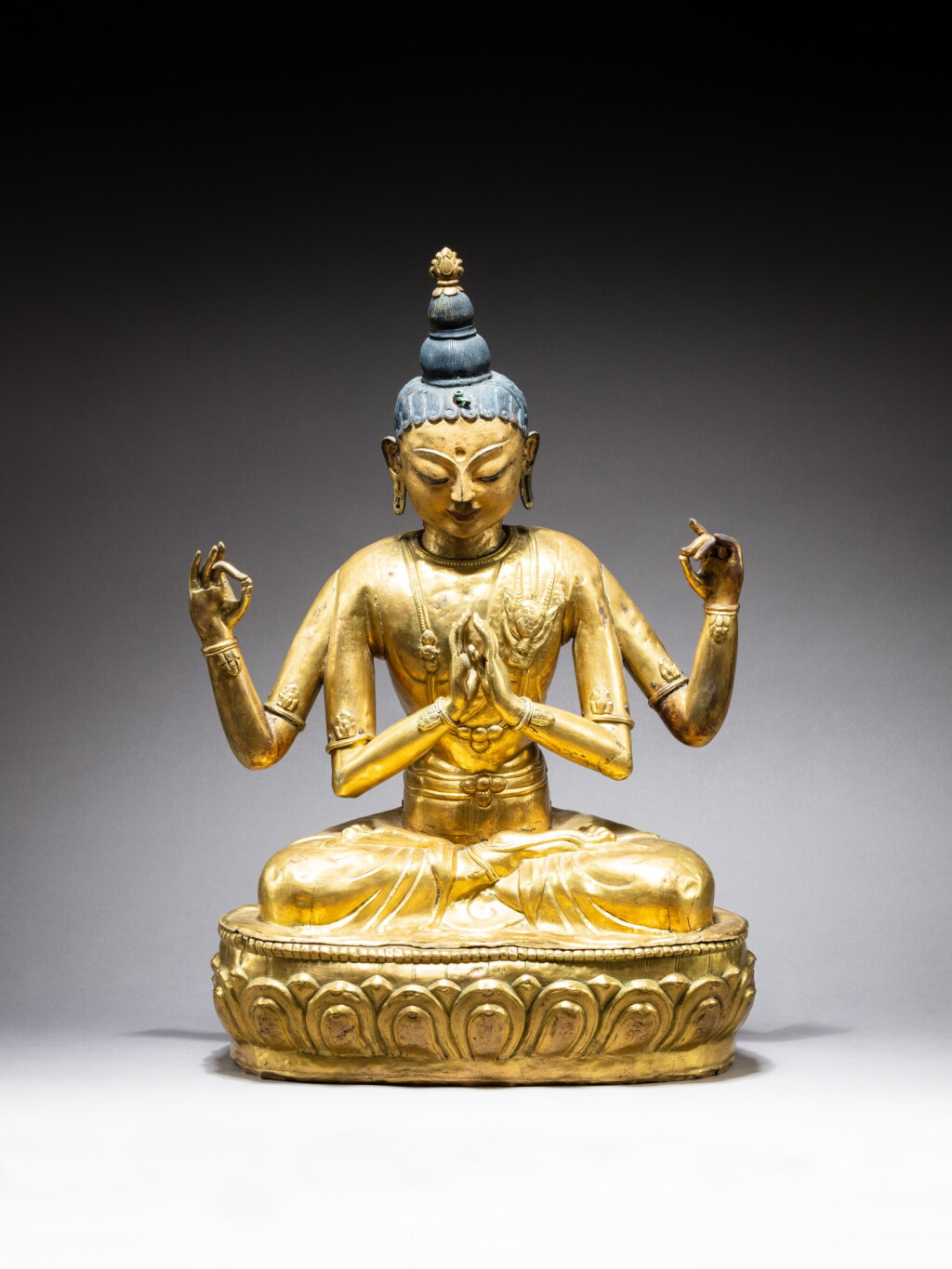 Voir en plein écran - Voir 1 du lot 65. A large gilt-copper alloy repoussé figure of Sadaksari Avalokitesvara Tibet, 18th century | 西藏 十八世紀 鎏金銅合金四臂觀世音菩薩坐像.