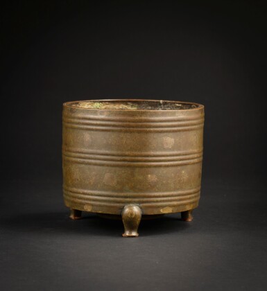 View full screen - View 1 of Lot 46. A gold-splashed bronze incense burner Qing dynasty, 17th–18th century | 清十七至十八世紀 銅灑金弦紋筒式三足爐 《大明宣德年製》仿款.