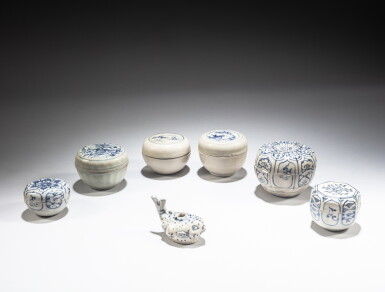 View full screen - View 1 of Lot 133. A group of six blue and white boxes and covers and a 'baloonfish' water dropper, Vietnam, Lê dynasty, 15th century | 安南 黎朝 十五世紀 青花蓋盒及魚式水滴一組七件.