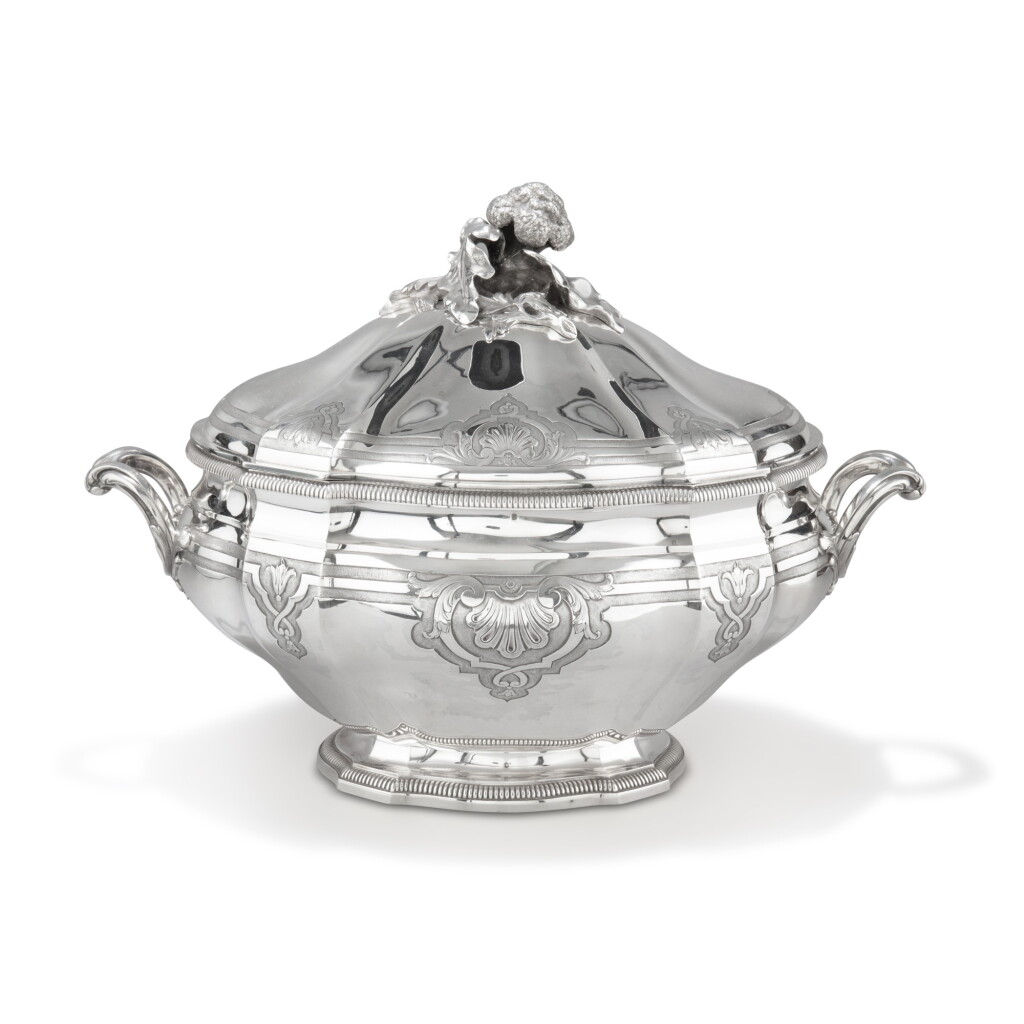 View full screen - View 1 of Lot 352. A large silver oval tureen in the Régence style, Souche père & fils, Paris, 1925-1942 | Grande soupière ovale de style Régence en argent par Souche père & fils, Paris, 1925-1942.