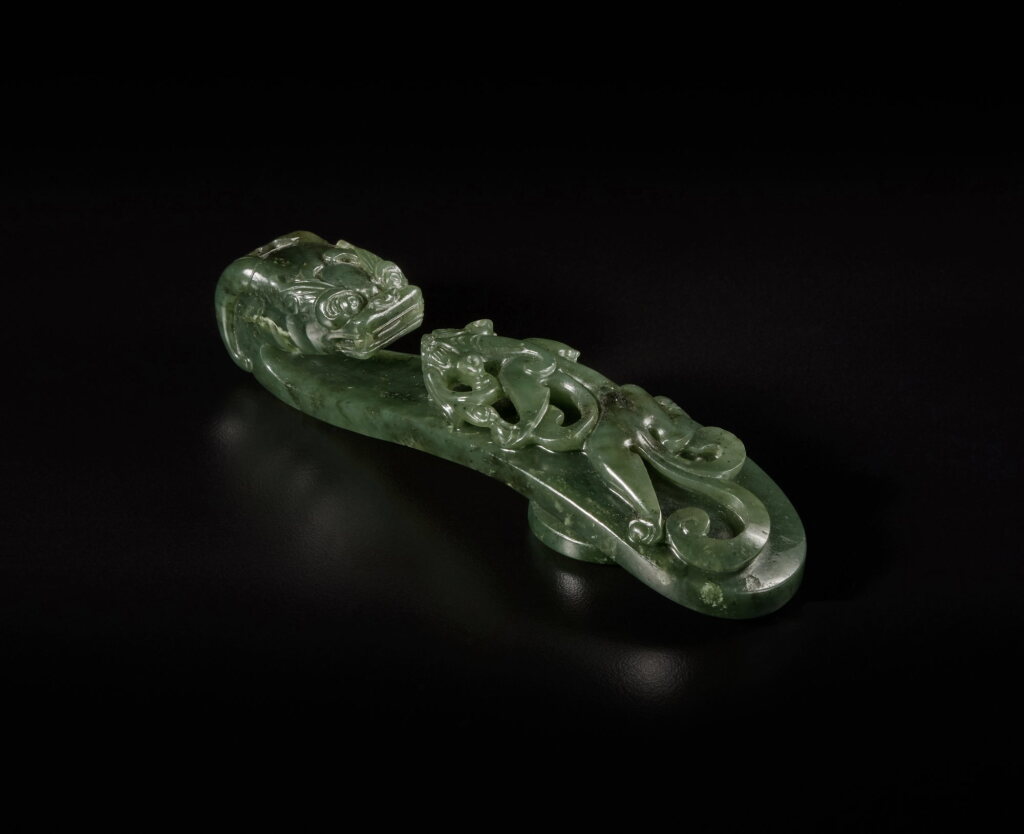 Voir en plein écran - Voir 1 du lot 285. A spinach-green jade 'chilong' belt hook, Qing dynasty, Qianlong period | 清乾隆 碧玉螭龍紋帶鉤.