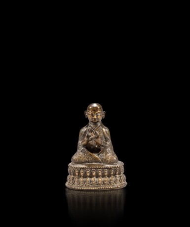 View full screen - View 1 of Lot 30. A bronze seated figure of a lama, possibly Rinchen Zangpo, Tibet, 16th - 17th century | 十七至十八世紀 藏傳銅喇嘛坐像.