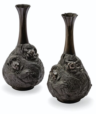 View full screen - View 1 of Lot 124. PAIRE DE VASES EN BRONZE 'AUX TROIS SINGES' JAPON, ÉPOQUE MEIJI | 日本 明治時代 銅靈猴瓶一對 |A pair of 'saru' vases, Meiji period .