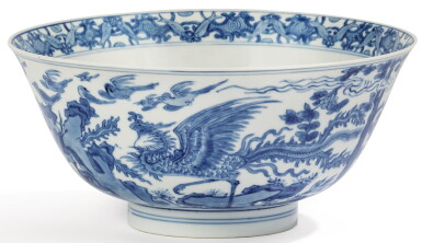 View full screen - View 1 of Lot 46. BOL EN PORCELAINE BLEU BLANC DYNASTIE QING, ÉPOQUE KANGXI | 清康熙 青花百鳥朝鳳紋盌 《大明成化年製》仿款 | A blue and white 'dragon and phoenix' bowl, Qing Dynasty, Kangxi period.