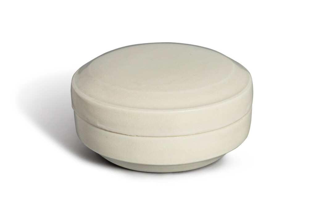 View full screen - View 1 of Lot 303. A 'Xing' circular white-glazed box and cover, Five dynasties | 五代 邢窰白釉蓋盒.