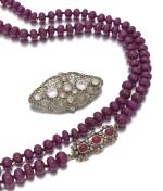 Long ruby and diamond necklace and diamond brooch | Lunga collana in rubini e spilla in diamanti