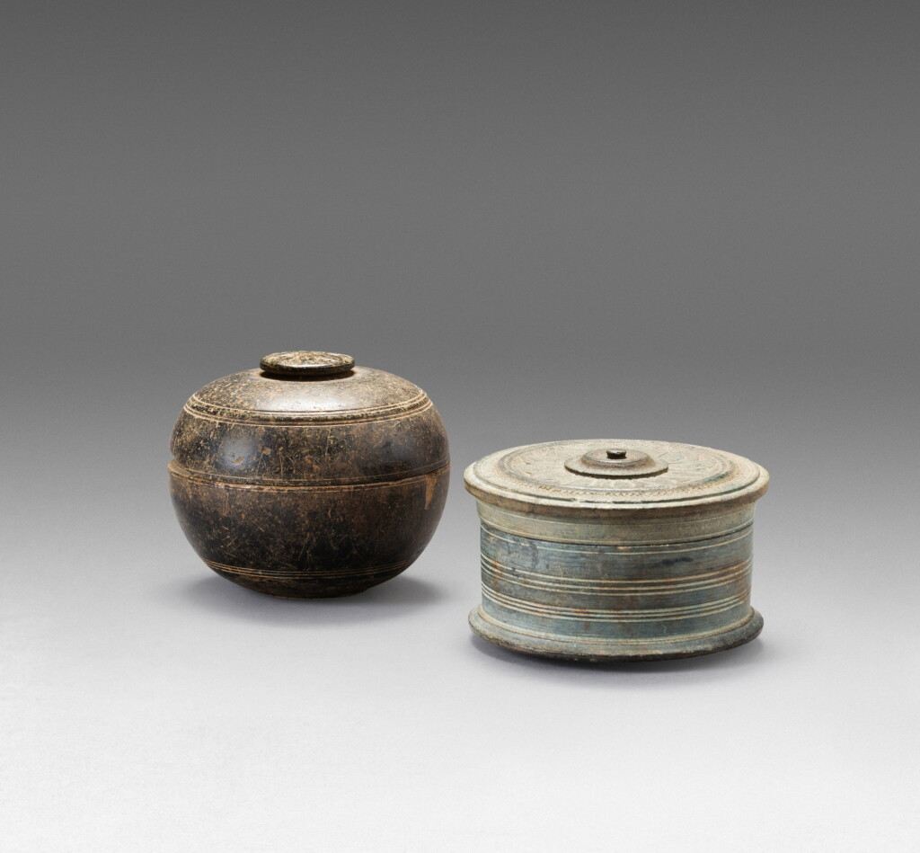 View full screen - View 1 of Lot 106. A pair of carved stone reliquary boxes, Gandhara, circa 5th century | 犍陀羅 約五世紀 石雕蓋盒一對.