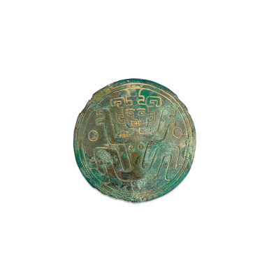 View full screen - View 1 of Lot 516. A bronze 'human figure' plaque, Eastern Zhou dynasty, Spring and Autumn period 東周春秋 青銅神人紋扣飾.