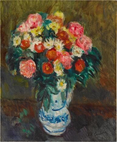 View full screen - View 1 of Lot 201. Fleurs mélangées dans un vase blanc et bleu.