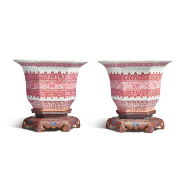 View full screen - View 1 of Lot 1368. A pair of puce-enameled 'lotus' hexagonal planters and red-ground blue-enameled stands, Late Qing dynasty | 清末 胭脂紅彩纏枝蓮紋六方花盆連紅地藍彩座一對.