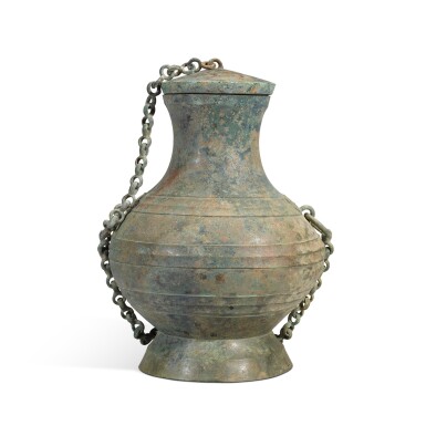 View full screen - View 1 of Lot 408. An archaic bronze wine vessel and cover (Hu), Han dynasty | 漢 青銅鋪首活環耳蓋壺.