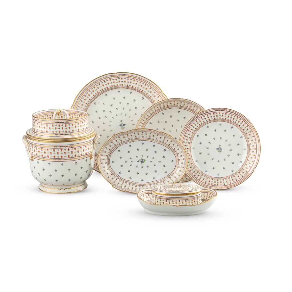 View full screen - View 1 of Lot 156. A Paris porcelain part dinner and dessert service (manufacture de la reine, rue Thiroux), circa 1790-1800 | Partie de service de table et à dessert en porcelaine de Paris (manufacture de la reine, rue Thiroux), vers 1790-1800.