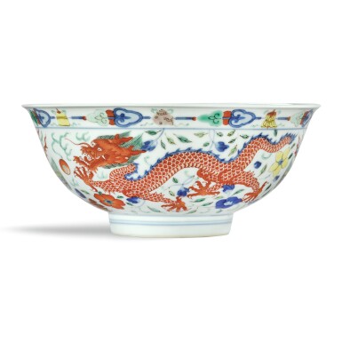 View full screen - View 1 of Lot 205. A WUCAI 'DRAGON AND PHOENIX' BOWL JIAQING SEAL MARK AND PERIOD | 清嘉慶 五彩龍鳳呈祥紋盌 《大清嘉慶年製》款.