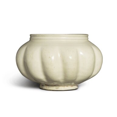 View full screen - View 1 of Lot 20. A 'Cizhou' white-glazed lobed jar, Northern Song dynasty | 北宋 磁州窰白釉瓜棱罐.