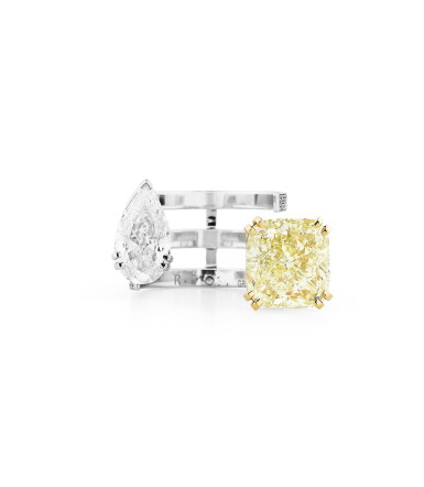 View full screen - View 1 of Lot 156. Bague diamant Fancy Yellow et diamants | Fancy Yellow diamond and diamond ring.