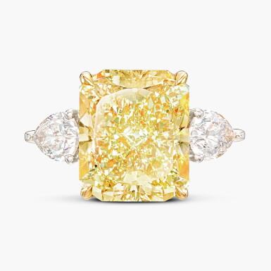 View full screen - View 1 of Lot 1740. Fancy Intense Yellow Diamond and Diamond Ring | 12.11克拉 濃彩黃色 鑽石 配 鑽石 戒指.