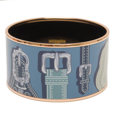 View full screen - View 1 of Lot 113. HERMÈS | "HARNAIS DES PRESIDENTS" EXTRA WIDE PRINTED ENAMEL BRACELET WITH GOLD PLATED HARDWARE SIZE PM (65).