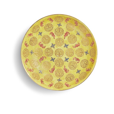 View full screen - View 1 of Lot 564. A gilt-decorated yellow-ground famille-rose 'bats and shou' dish, Mark and period of Tongzhi | 清同治 黃地粉彩福壽萬年紋盤 《同治年製》款.
