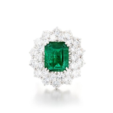 View full screen - View 1 of Lot 237. Bague émeraude et diamants | Emerald and diamond ring.