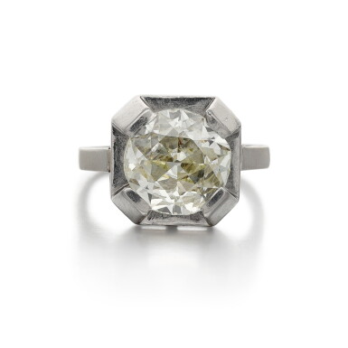 View full screen - View 1 of Lot 184. Diamond ring.