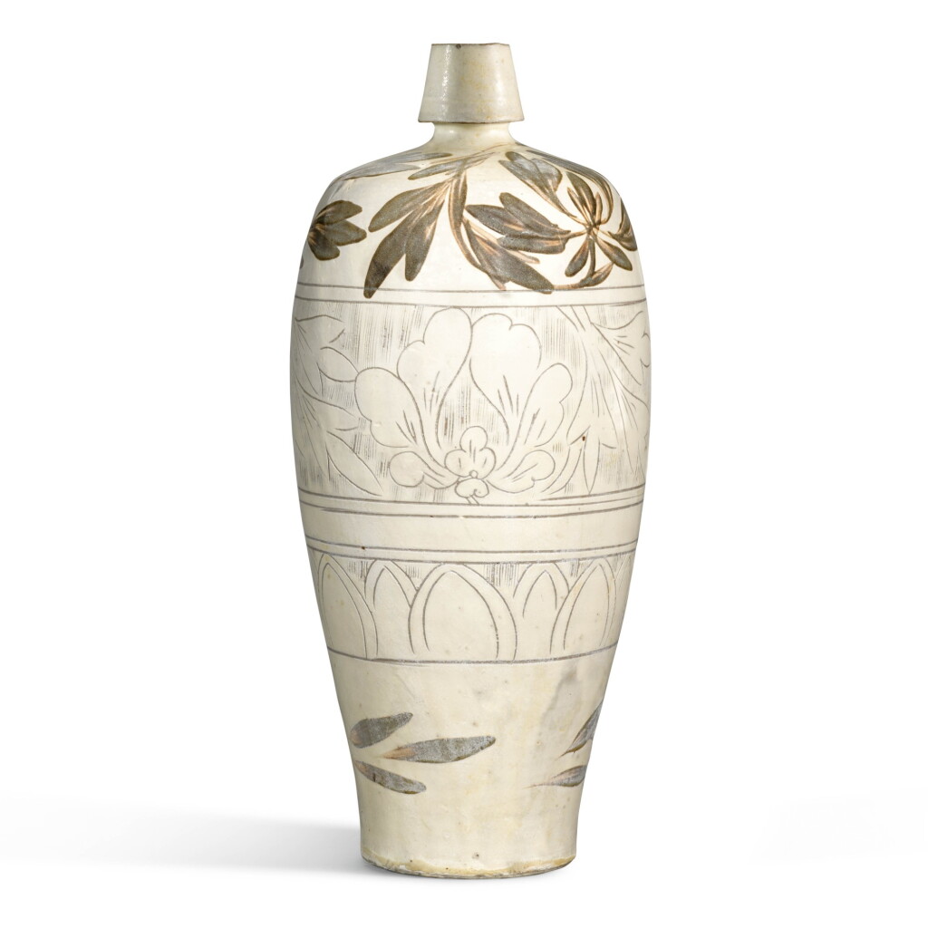 View full screen - View 1 of Lot 253. A LARGE CIZHOU PAINTED AND carved VASE, MEIPING JIN DYNASTY, 12TH CENTURY | 金十二世紀 磁州窰褐彩刻花卉紋梅瓶.