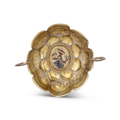 View full screen - View 1 of Lot 131. A two-handle silver-gilt wine cup, marked HE, probably Switzerland or Germany, circa 1650 | Tasse à vin à deux anses en vermeil, poinçon d'orfèvre HE, probablement Suisse ou Allemagne, vers 1650.