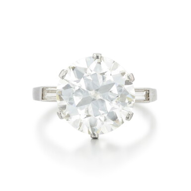 View full screen - View 1 of Lot 823. Bague diamants | Diamond ring.