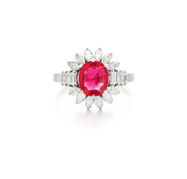 View full screen - View 1 of Lot 138. Bague rubis et diamants | Ruby and diamond ring.