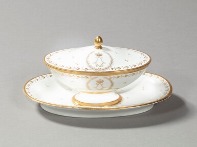 View full screen - View 1 of Lot 206. A porcelain sugar bowl and its associated tray, Sèvres factory, Empire | Sucrier et son plateau associé en porcelaine de la manufacture de Sèvres d'époque Empire.
