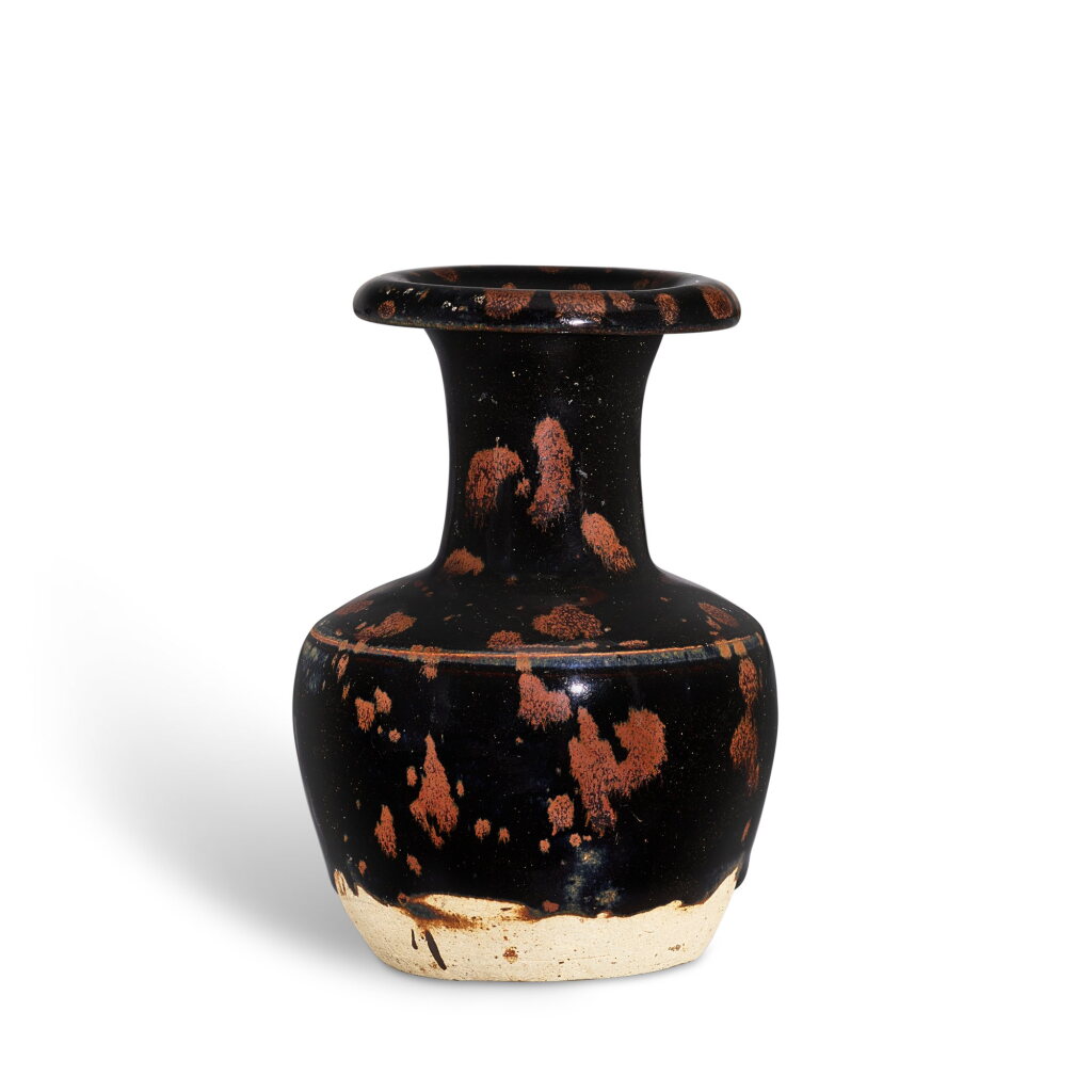 Voir en plein écran - Voir 1 du lot 334. A russet-splashed black-glazed vase, Northern Song - Jin dynasty 北宋至金 黑釉鐵鏽飛斑卷口瓶.