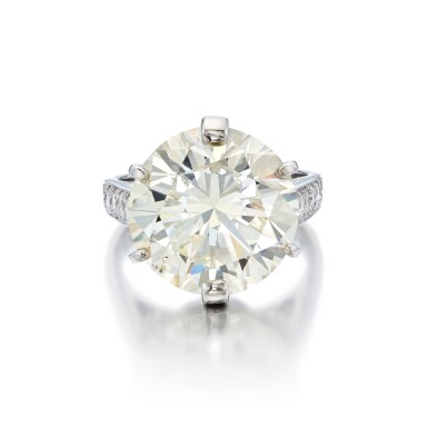 View full screen - View 1 of Lot 234. Diamond Ring.