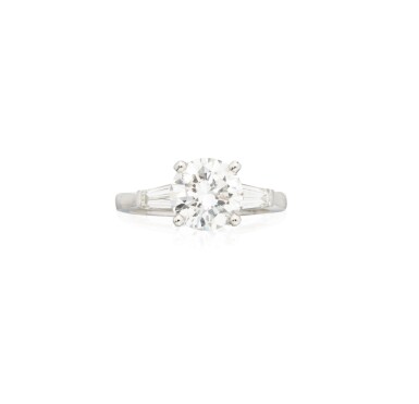 View full screen - View 1 of Lot 8. DIAMOND RING.