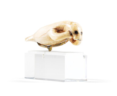 View full screen - View 1 of Lot 48. Pendentif phoque en ivoire de morse, Inuit, Alaska | Seal-shaped pendant, Inuit, Alaska.