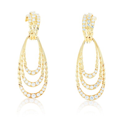 View full screen - View 1 of Lot 109. Paire de pendants d'oreille or et diamants | Pair of gold and diamond pendent earrings.
