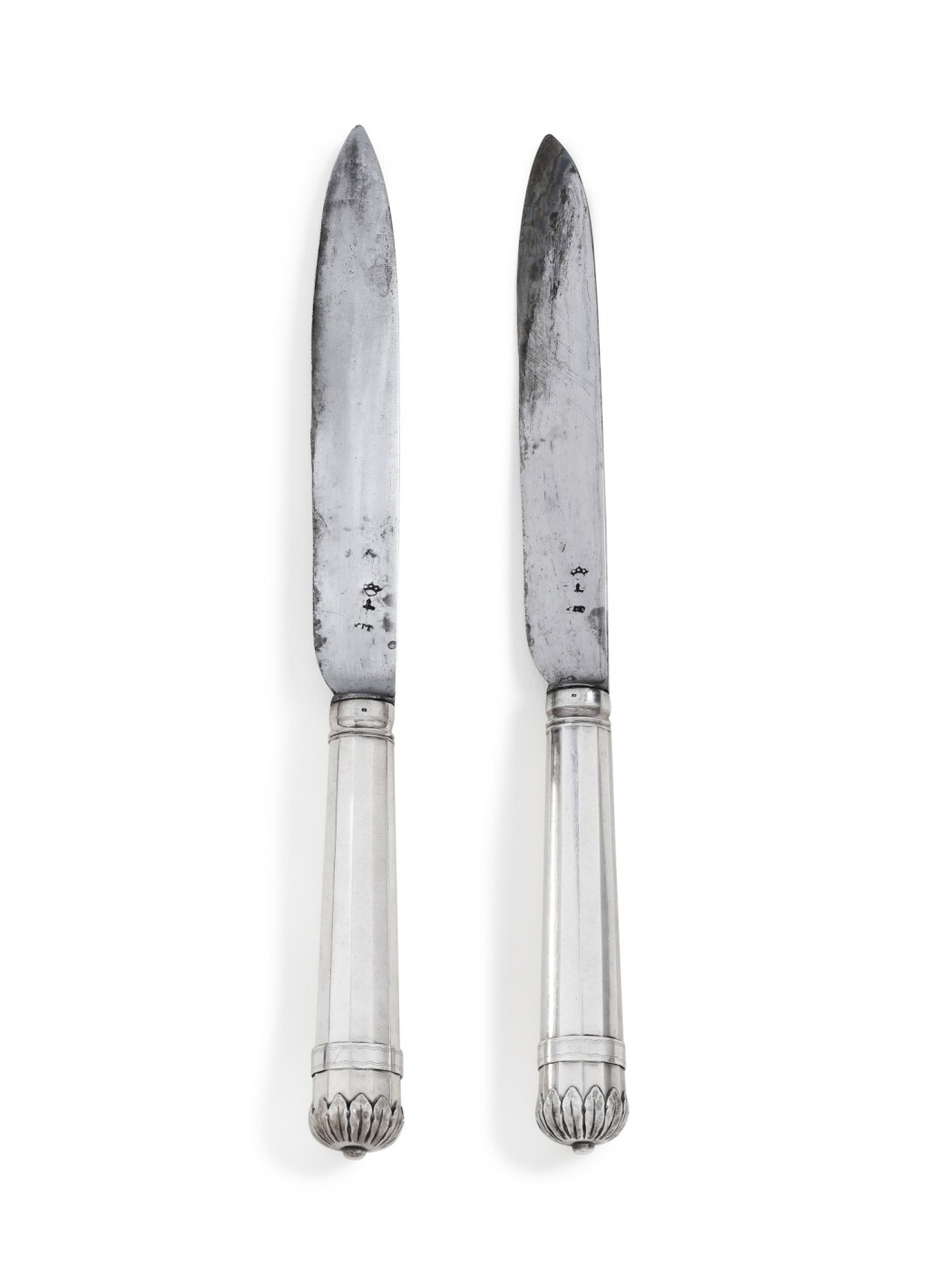 View full screen - View 1 of Lot 505. A set of 23 large table knives, apparently unmarked, probably Belgium circa 1730 | Ensemble de 23 grands couteaux de table, apparemment non poinçonnés, probablement Belgique vers 1730.