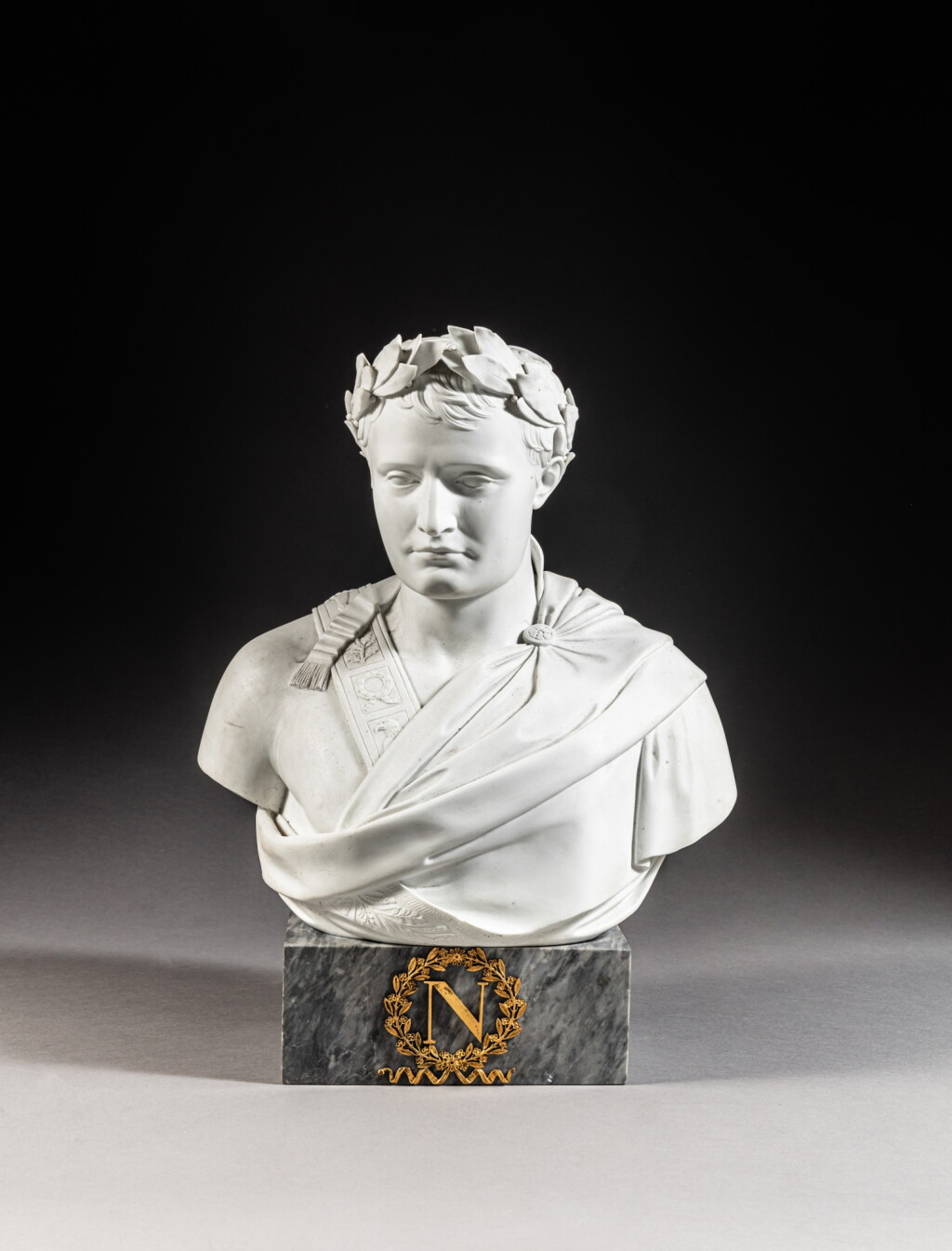 Voir en plein écran - Voir 1 du lot 78. Buste de Napoléon Ier en biscuit de Sèvres, vers 1812.