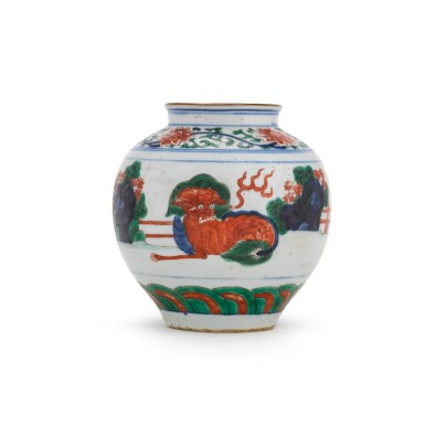 View full screen - View 1 of Lot 53. A small wucai jar, Qing dynasty, Shunzhi/Kangxi period | 清順治/康熙 五彩瑞獸紋罐.