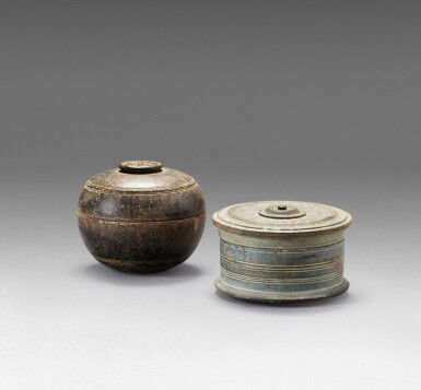 View full screen - View 1 of Lot 106. A pair of carved stone reliquary boxes, Gandhara, circa 5th century | 犍陀羅 約五世紀 石雕蓋盒一對.