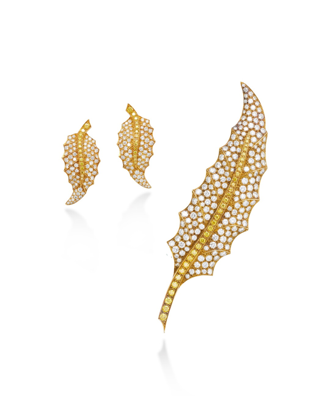 View full screen - View 1 of Lot 1816. Diamond Brooch and Pair of Ear Clips | 梵克雅寶 | 鑽石 胸針 及 耳夾一對.