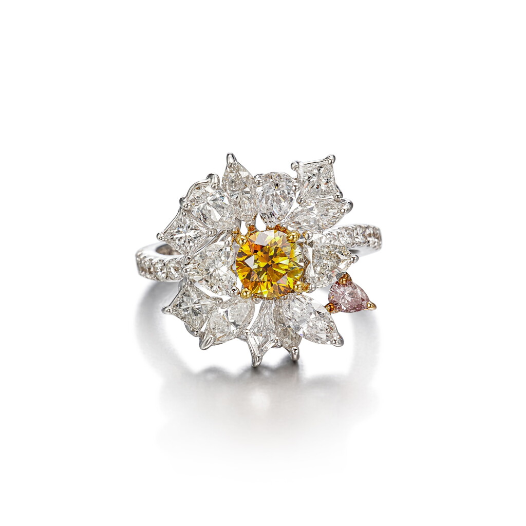 View full screen - View 1 of Lot 1672. Coloured Diamond and Diamond Ring | 0.74克拉 深彩橙黃色 配 0.11克拉 彩棕粉紅色 鑽石 配 鑽石 戒指.