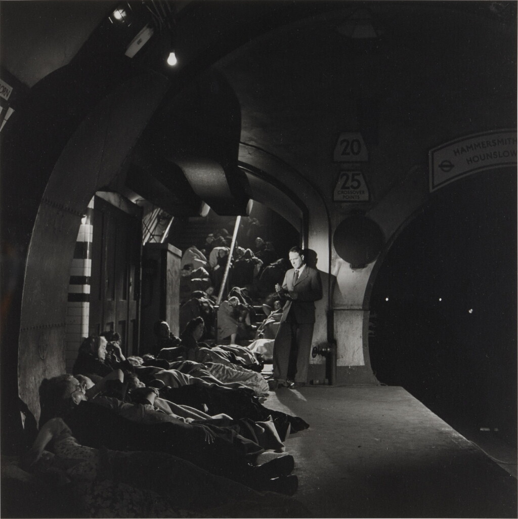 Voir en plein écran - Voir 1 du lot 16. Henry Moore Sketching Holborn Tube.