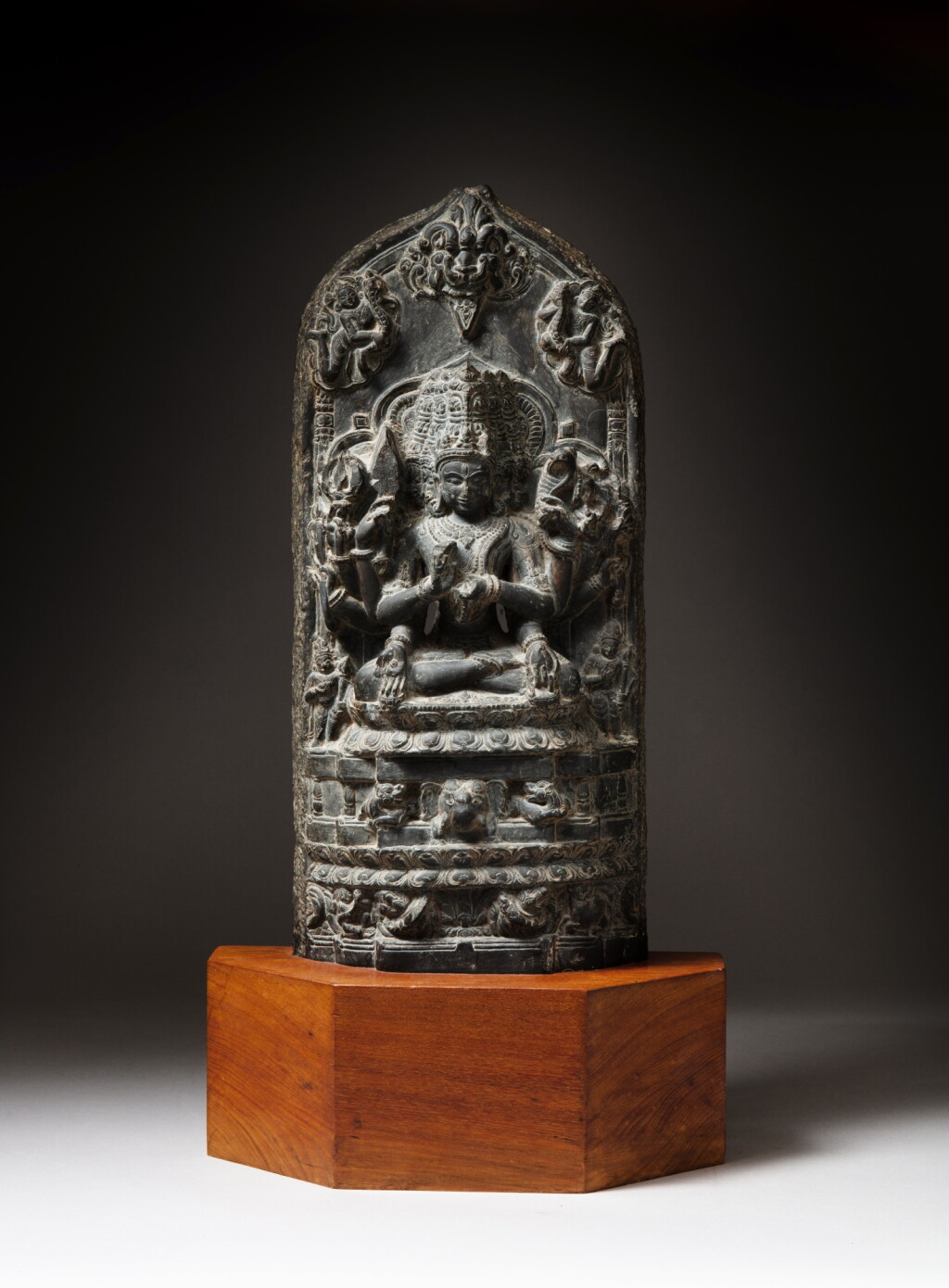 View full screen - View 1 of Lot 137. A black stone stele depicting Sadashiva, Eastern India, Pala period, 11th - 12th century | 東印度 拉帕王朝十一至十二世紀 黑石雕薩達希瓦坐像.