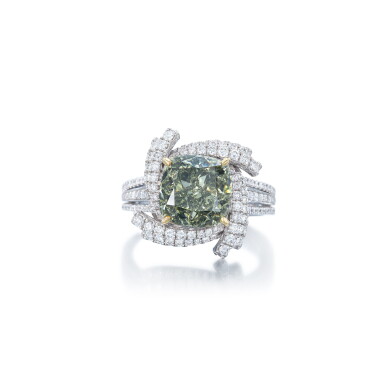 View full screen - View 1 of Lot 1395. FANCY DEEP YELLOW-GREEN DIAMOND AND DIAMOND RING | 4.04克拉 深彩黃綠色鑽石 配 鑽石 戒指.