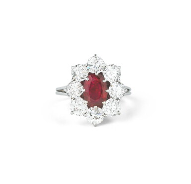 View full screen - View 1 of Lot 48. BAGUE RUBIS ET DIAMANTS | RUBY AND DIAMOND RING.
