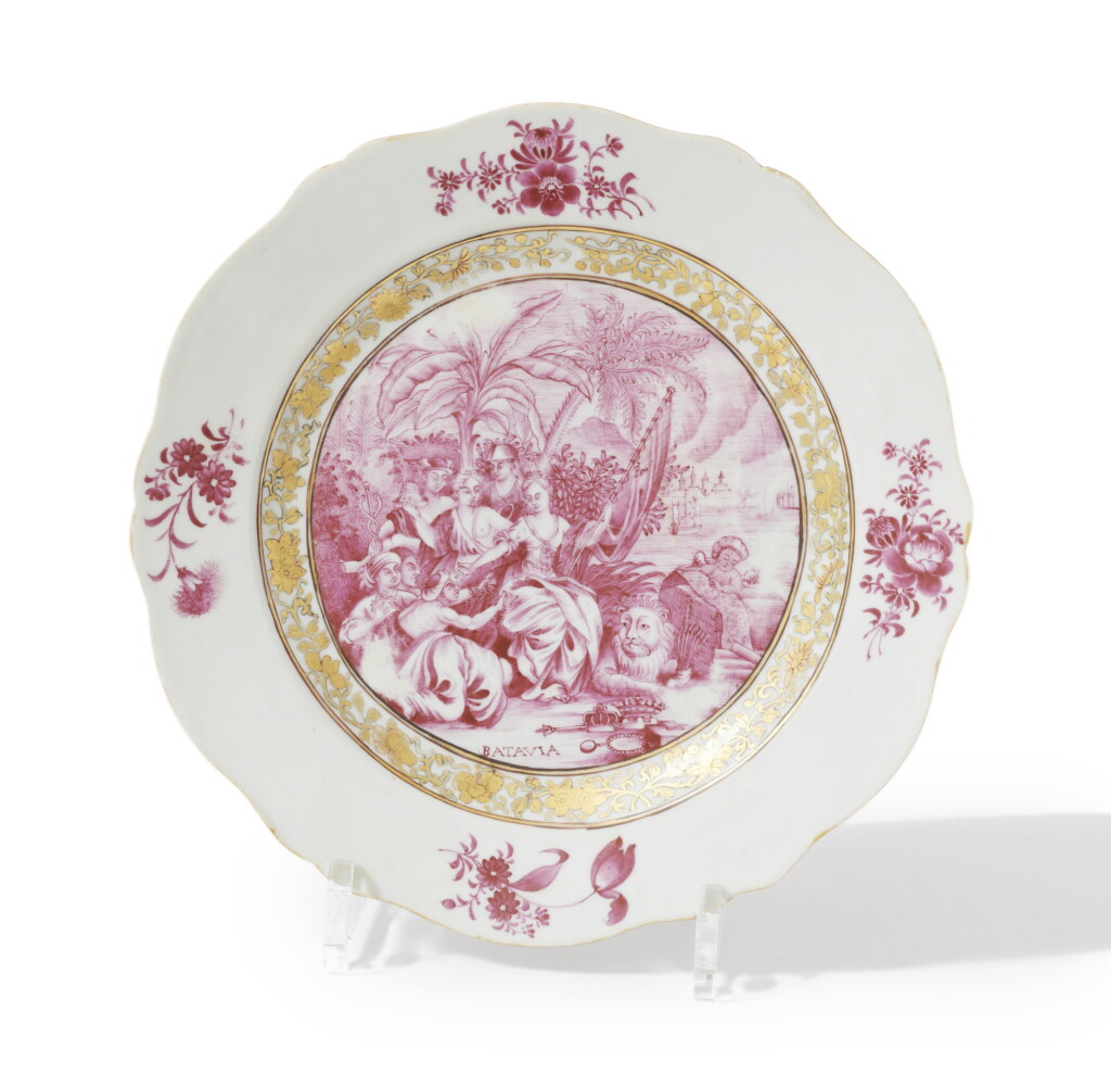 View full screen - View 1 of Lot 52. A famille rose 'Hommage to the city of Batavia' plate, Chine, Qing dynasty, circa 1740-50 | Très rare assiette de la famille rose Chine, dynastie Qing, époque Qianlong, vers 1740-50.